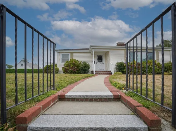 22 Smith St, Dartmouth, MA 02748