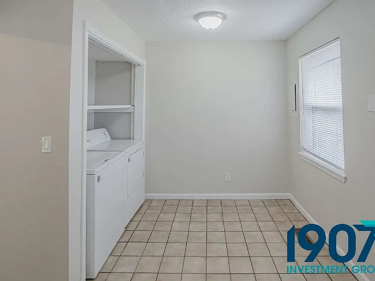 1247 W Huntington Way #A — Photo 5