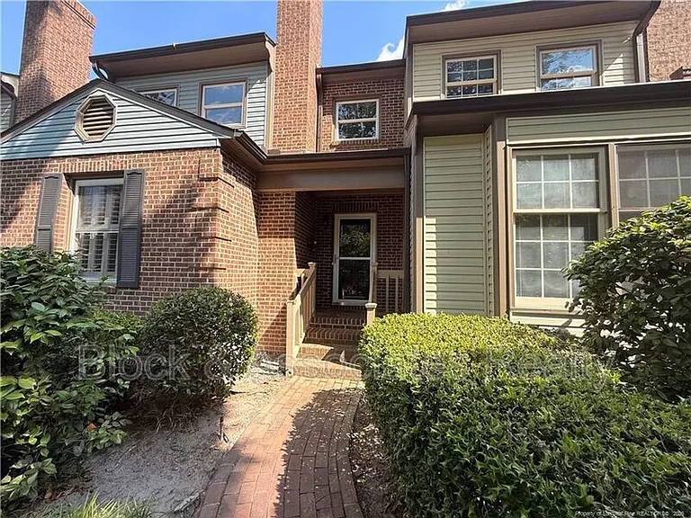 155 S Ashe St — Photo 2
