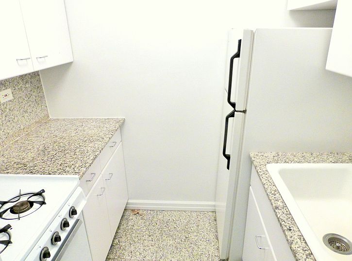 2nd image of 330 W 58th St APT 07M