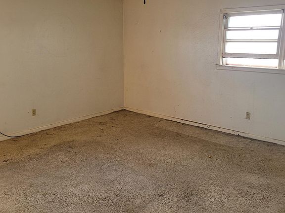 4th image of 105 E Hayes Ave