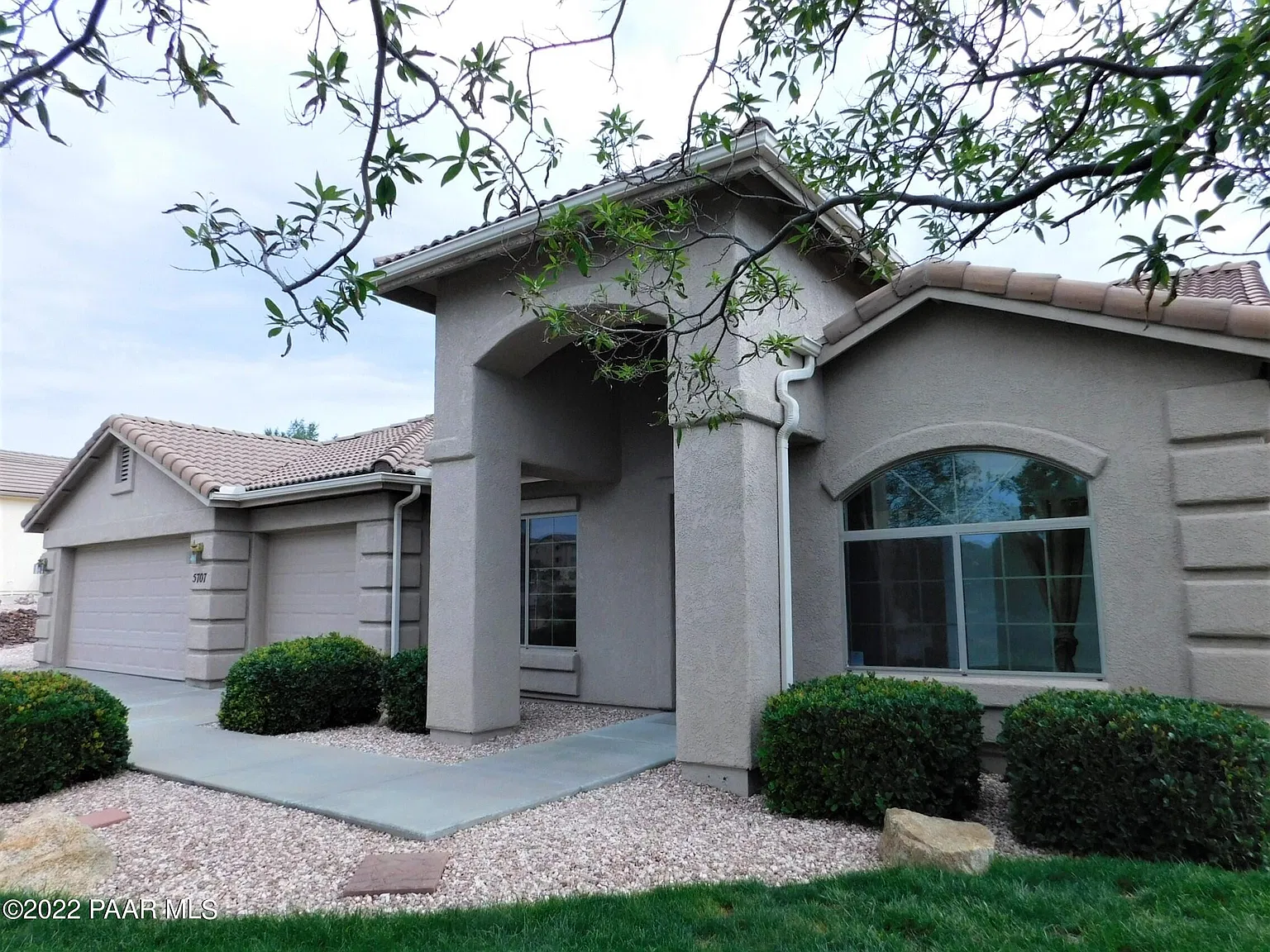 3 bed, 2.0 bath, 2189 sqft, $3,000 — Photo 2