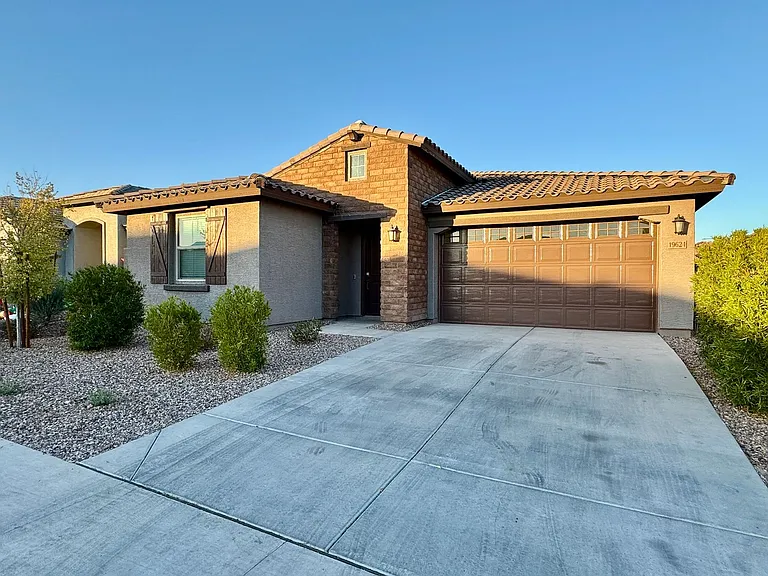 19624 W Badgett Ln — Photo 3