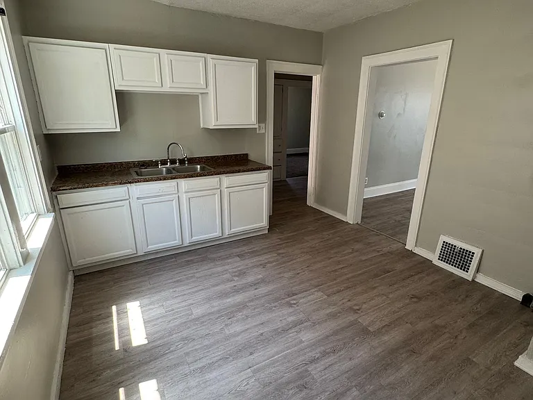 2 bed, 1.0 bath, $1,300 — Photo 10