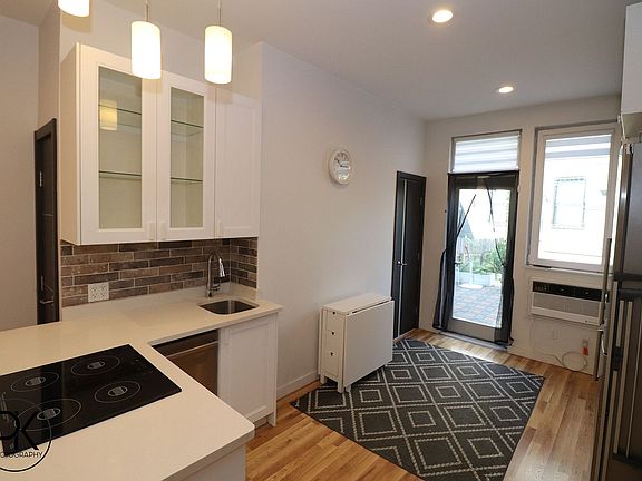 5th image of 539 Graham Ave APT 1R