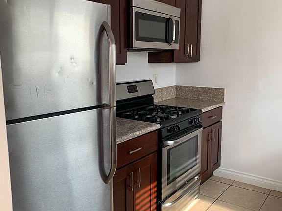 3rd image of 7114 Hawthorn Ave APT 10