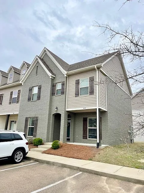 122 Robbins Cir — Photo 1