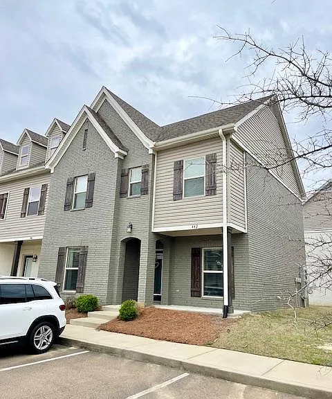 122 Robbins Cir — Photo 1