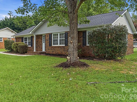 3rd image of 8208 Idlewild Rd