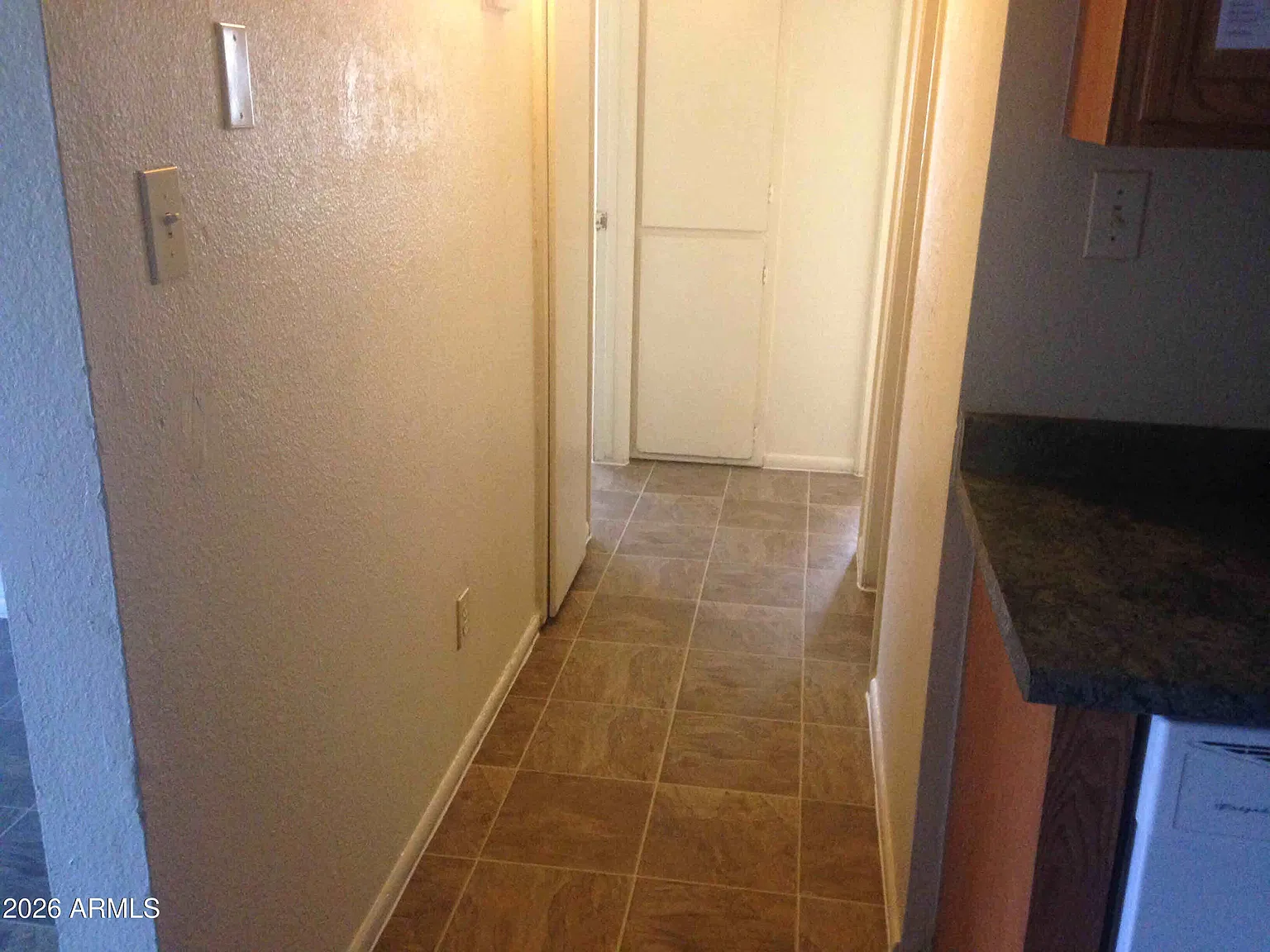 2 bed, 1.0 bath, 2912 sqft, $1,100 — Photo 4