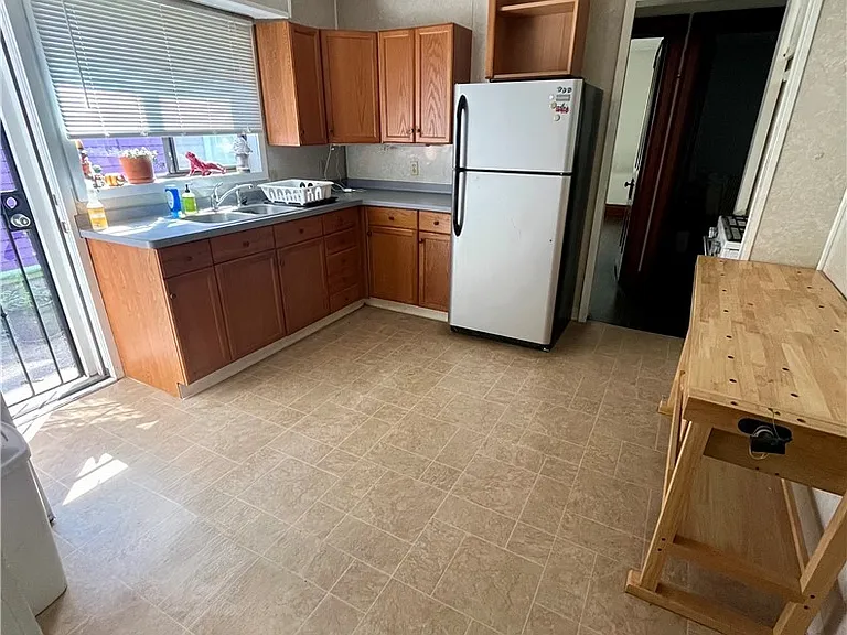 28 Livingston St #LOWER — Photo 3
