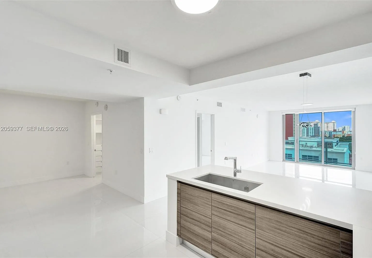 Parque Towers Condo — Photo 2