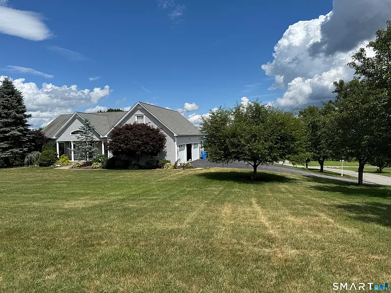 556 Hill St — Photo 2