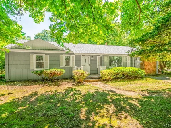 16887 Renton Rd, Belleville, MI 48111