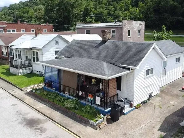 121 5th Ave, Montgomery, WV 25136
