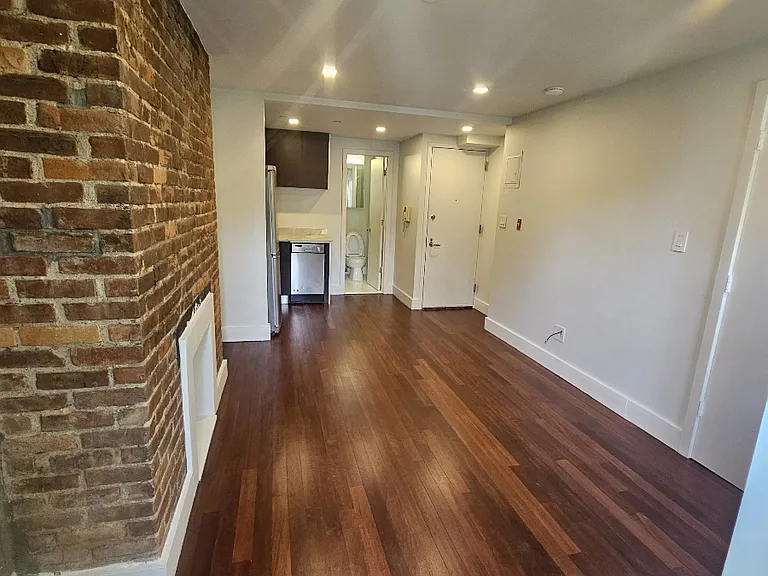 516 E 6th St #3A — Photo 1