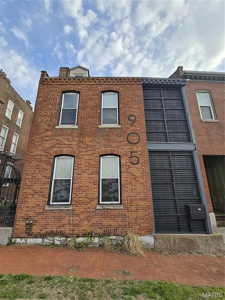 905 Park Ave photo 1
