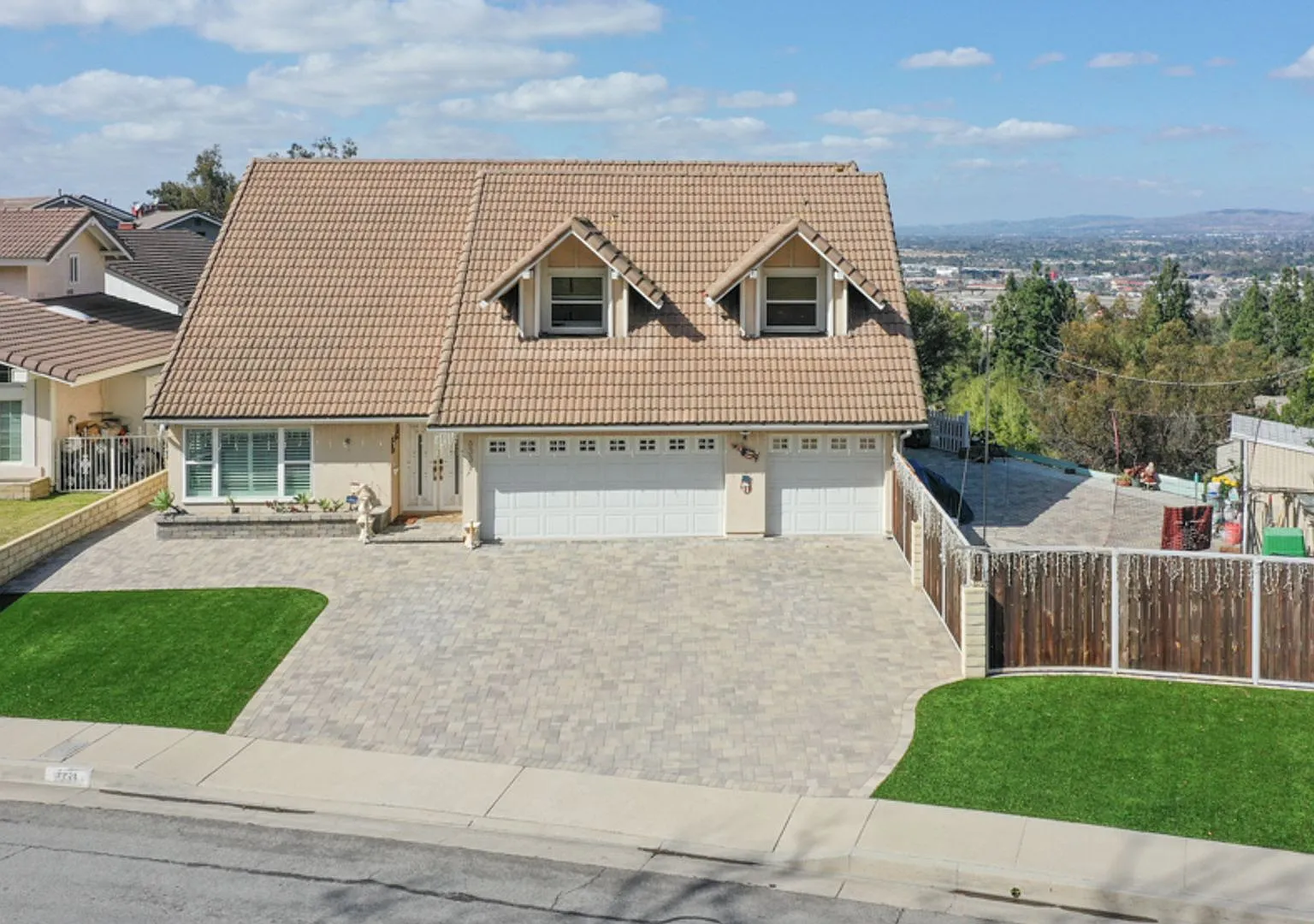 Spacious Rental in Anaheim Hills — Photo 2