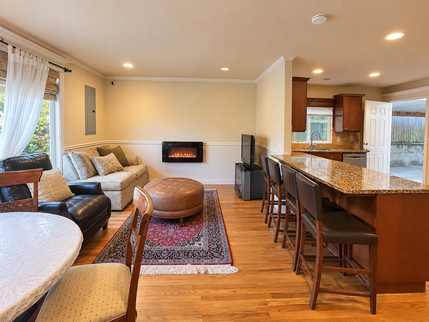 3 bed, 1900 sqft, $4,000 — Photo 3