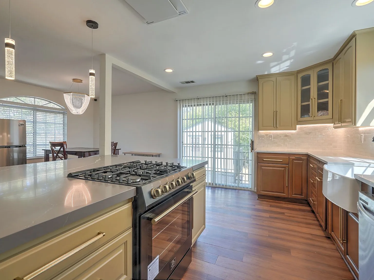 3 bed, 1300 sqft, $4,475 — Photo 1