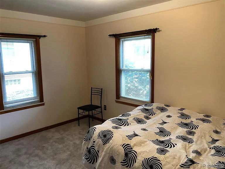 2111 W Forteen Mile Rd — Photo 8