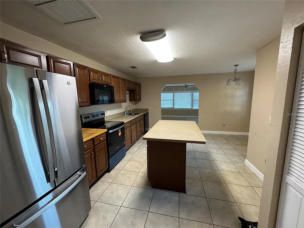 3 bed, 2.0 bath, 1933 sqft, $2,000 — Photo 3
