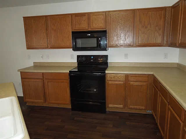 4 bed, 3.0 bath, 2267 sqft, $2,110 — Photo 2