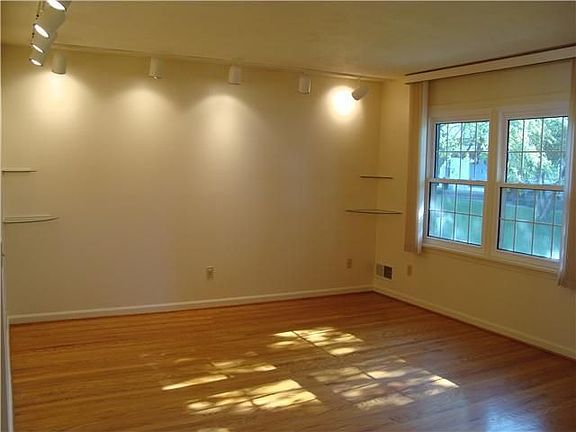 3rd image of 98 New Wickham Dr
