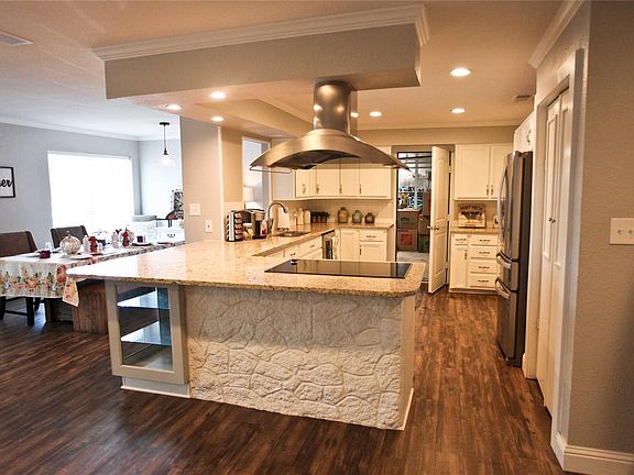 5th image of 825 Highridge Dr