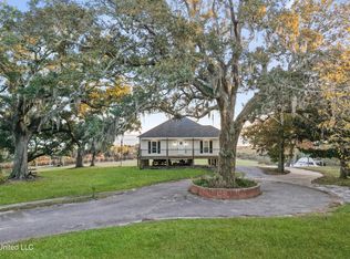 2100 Soundview Dr, Gautier, MS 39553