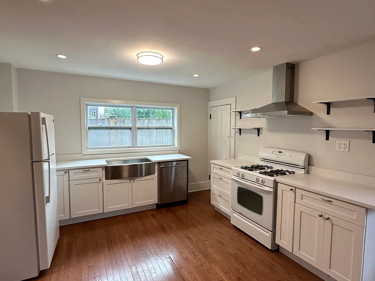 2 bed, 1200 sqft, $3,000 — Photo 2