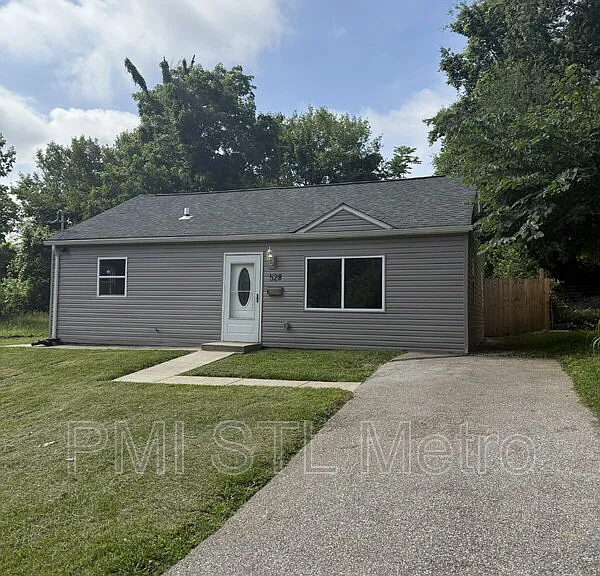 528 Royal Ave — Photo 1