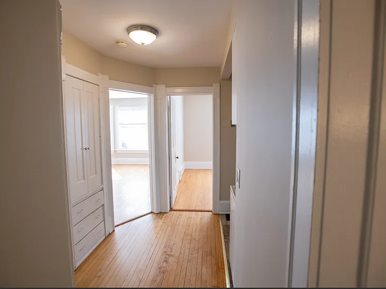 $1565 2 Bedroom Upper Flat Near UWM - 2728 N Murray — Photo 7