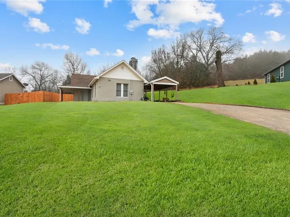 126 Twin Cedar St, Tonganoxie, KS 66086
