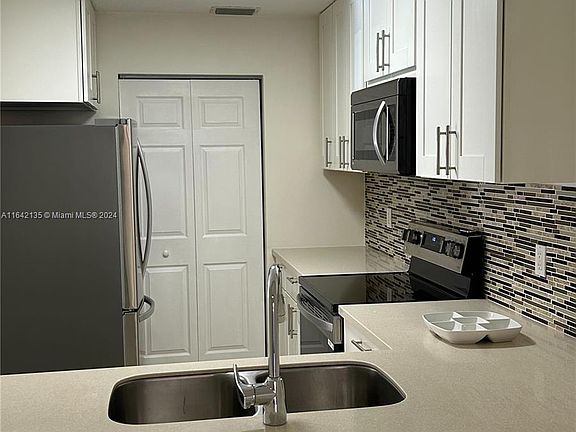 4th image of 4918 Spinnaker Dr