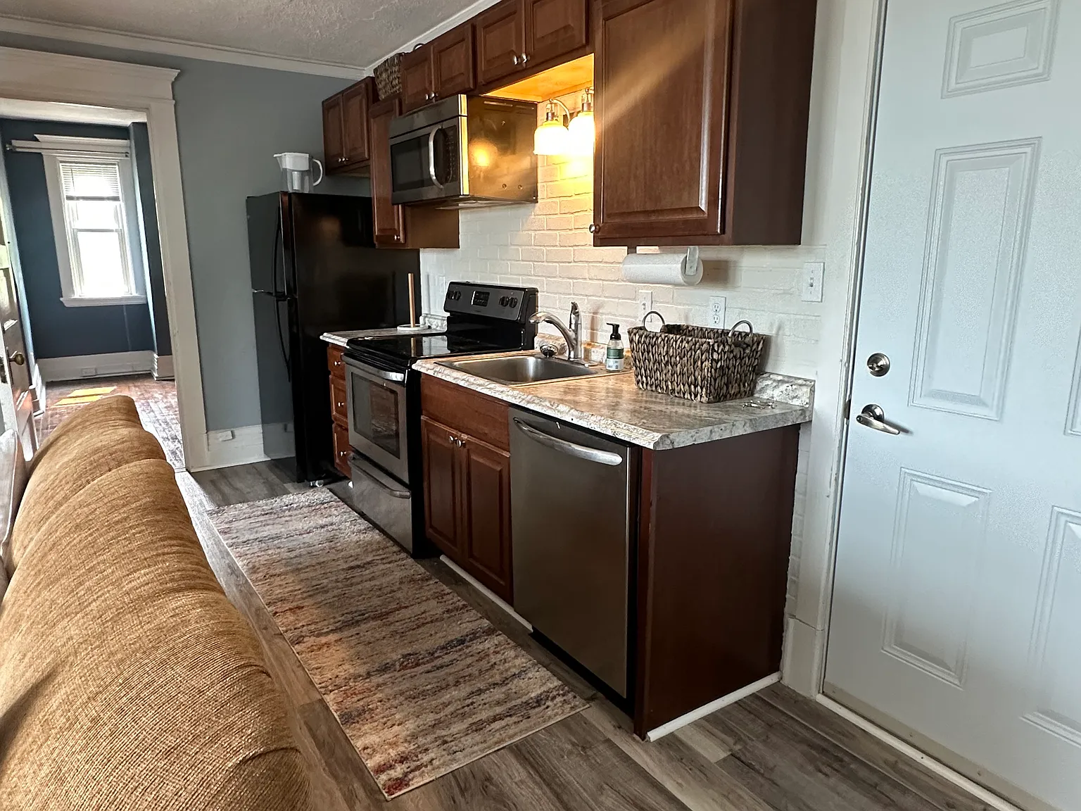 1525 E Superior St — Photo 1