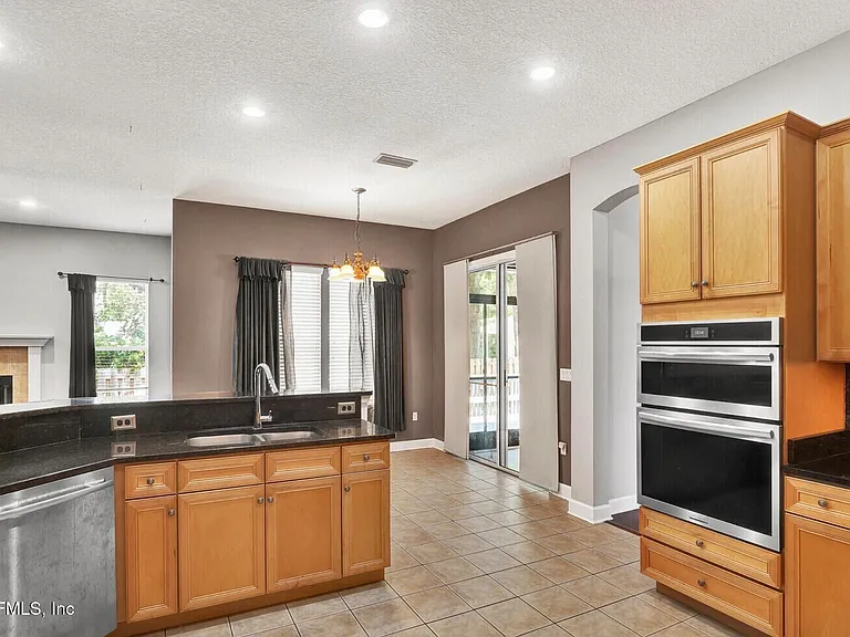 11827 Crusselle Dr — Photo 8