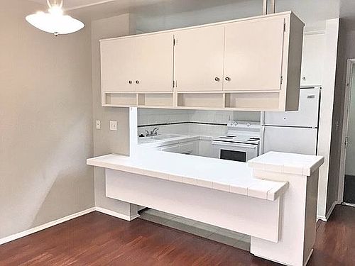 3rd image of 435 S Mariposa Ave APT 208
