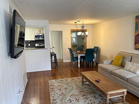 4th image of 908 Fairview St