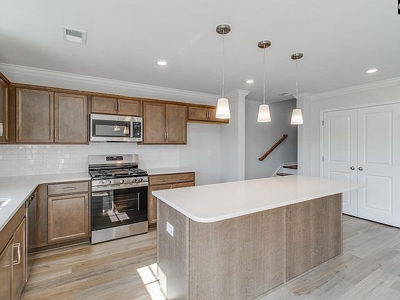 5th image of 6015 Edgemont Ct