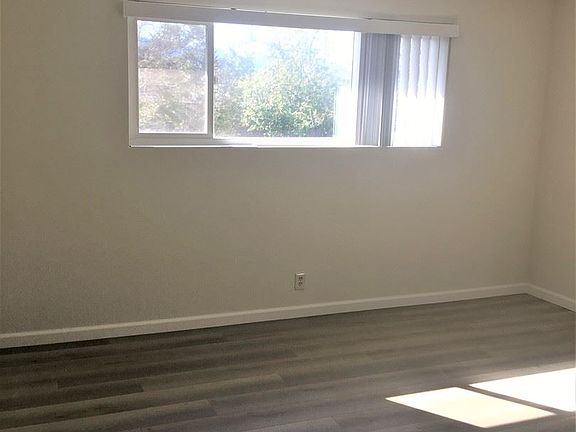 2nd image of 886 Castlewood Dr APT 4