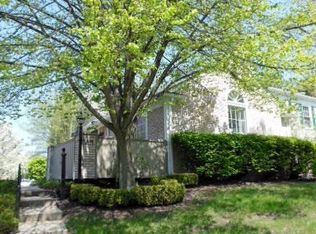 1199 Pine Ridge Ct, Rochester, MI 48306