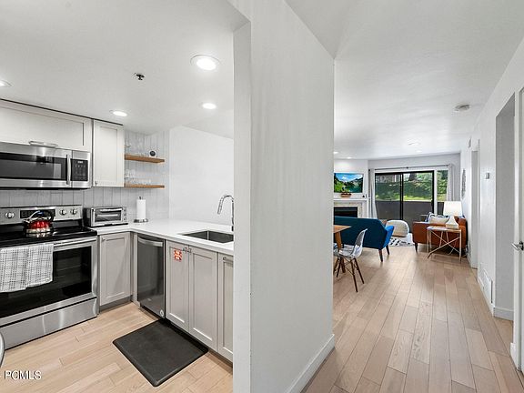 4th image of 1525 Park Ave #105