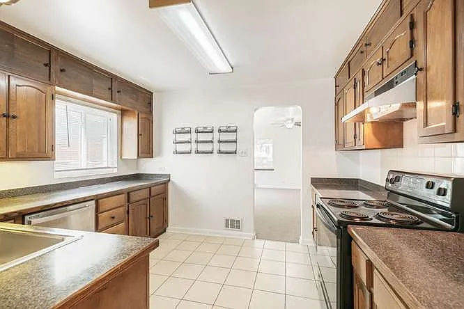 2610 S Marion St — Photo 11