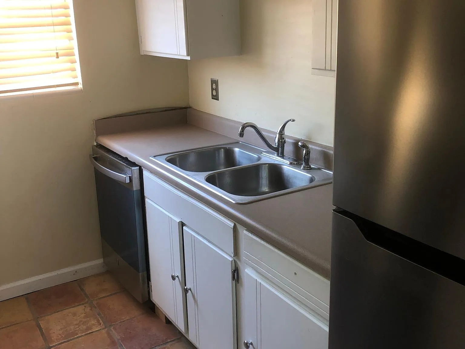 2117 N Swan Rd — Photo 2
