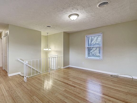 2nd image of 416 Laurel Ct