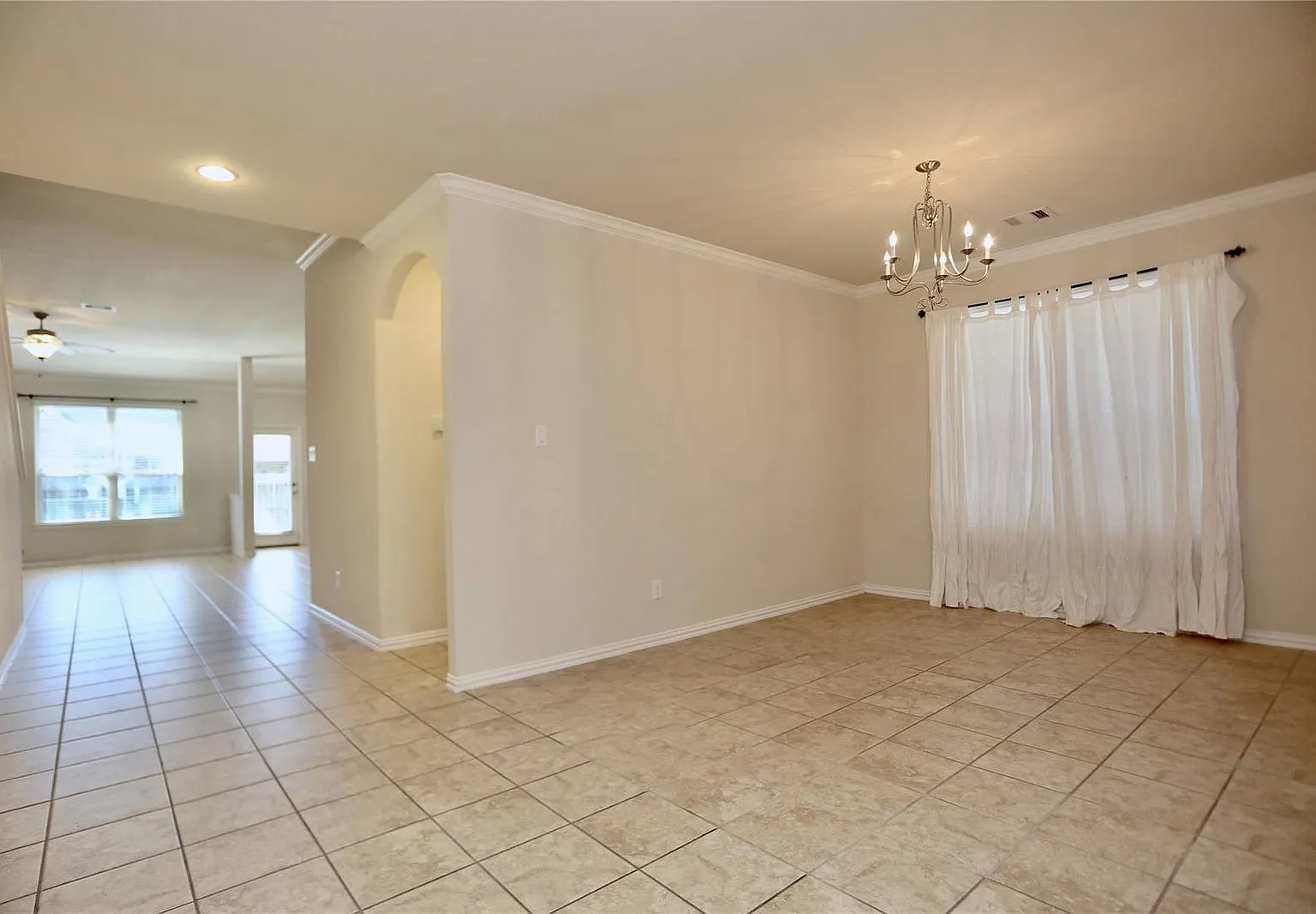 4 bed, 3.0 bath, 2855 sqft, $2,300 — Photo 4