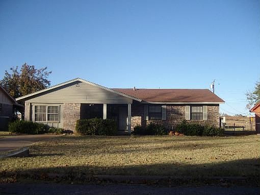 2nd image of 904 Hillcrest Dr