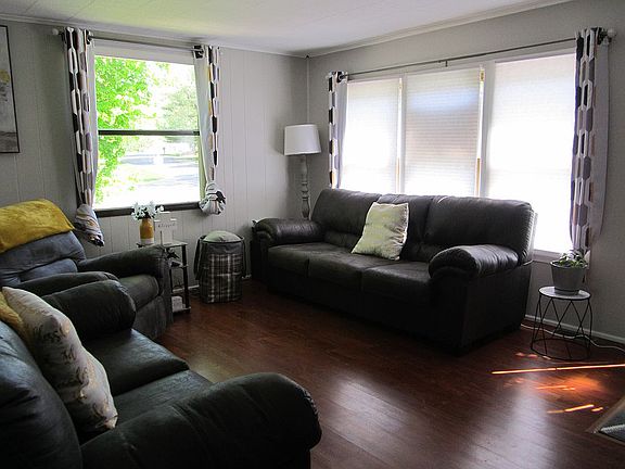 4th image of 49 Tracy Ln