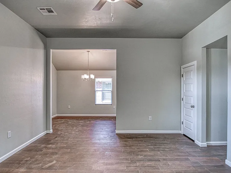 2721 Clifton Ter — Photo 7